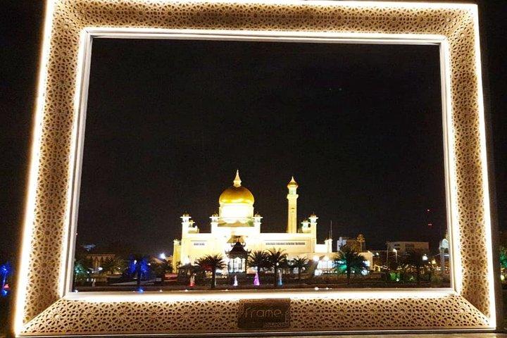 Private Bandar by Night & Water Village Tour