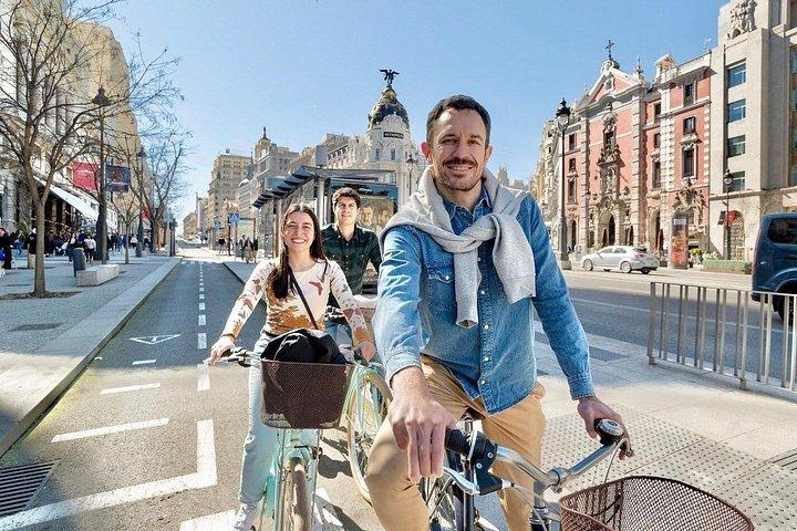 Explore Madrid by bike taking photos with Benja