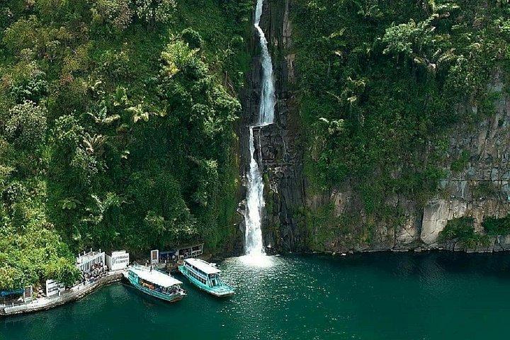 Half-Day Samosir Island Hopping by Boat