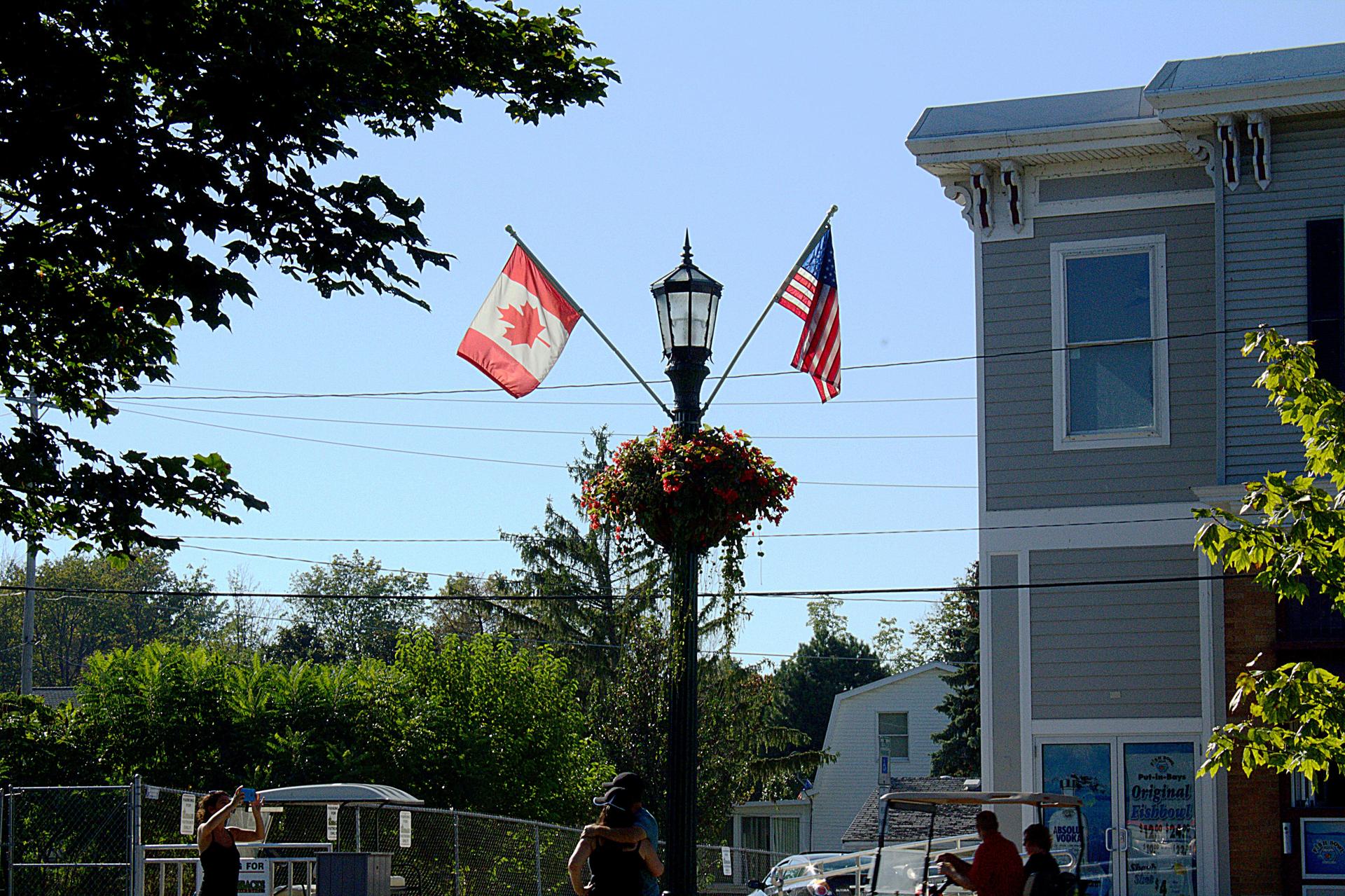 Cover Image for Relocating from Canada to the USA: A Comprehensive Guide
